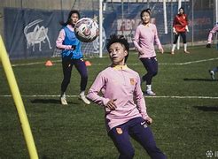 中国女足备战严谨，队员训练纪律严格有序
