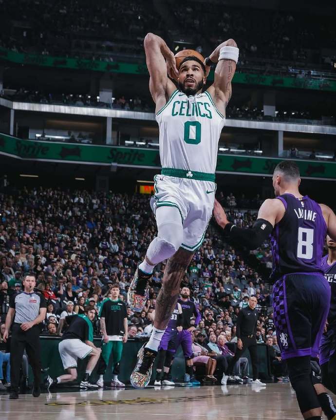 塔图姆回归赛场,战术调整首场状态亮眼,C9观众沸腾!的简单介绍 塔图姆回归赛场,战术调整首场状态亮眼,C9观众沸腾!的简单介绍