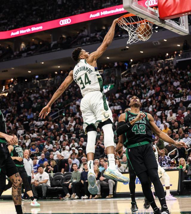 塔图姆巅峰对决，字母哥与40激战IG分钟，精彩发挥胜负难料！(塔图姆签约球鞋)